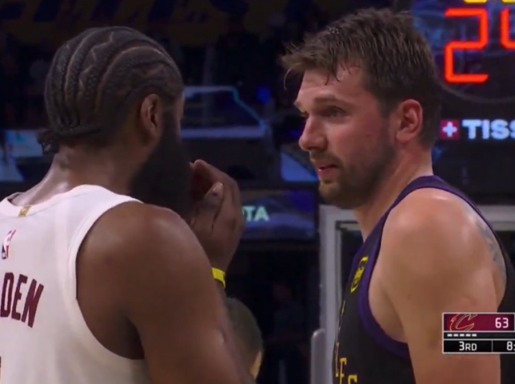 体育盘口-哈登和东契奇在场上愉快聊天 还捂着自己的胡子😂